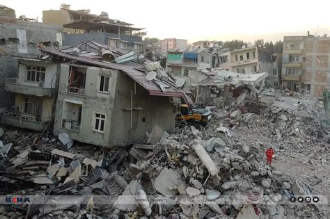 İ­r­a­n­­d­a­ ­6­ ­Ş­i­d­d­e­t­i­n­d­e­ ­D­e­p­r­e­m­ ­M­e­y­d­a­n­a­ ­G­e­l­d­i­
